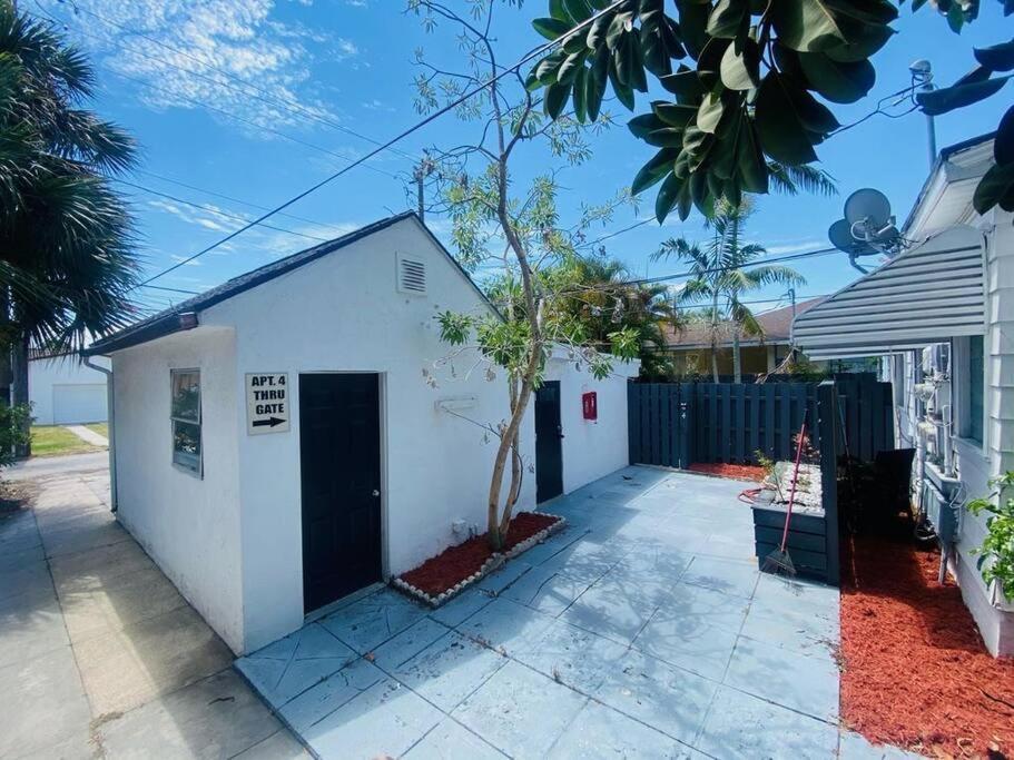 Steps To Beach & Downtown! Cozy Beach Bungalow #1 Лейк-Уорт Экстерьер фото
