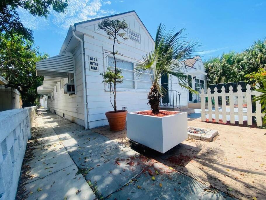 Steps To Beach & Downtown! Cozy Beach Bungalow #1 Лейк-Уорт Экстерьер фото